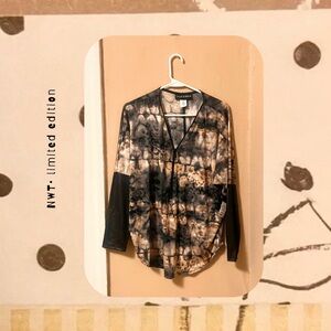 🆕 🎉 animal print zip up top with faux leather long sleeves